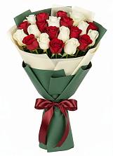 Букет Микс из красных и белых роз в Красногорской