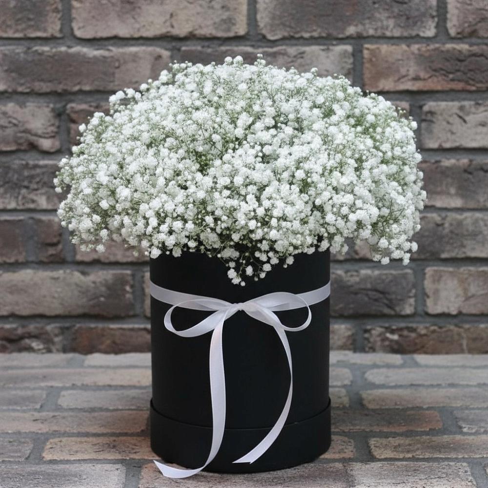 Цветочная композиция из Гипсофила в шляпной коробке в Красногорской