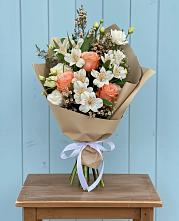 Букет цветов из:  Альстромерии, Лизиантусы, Розы и Хризантемы в Красногорской