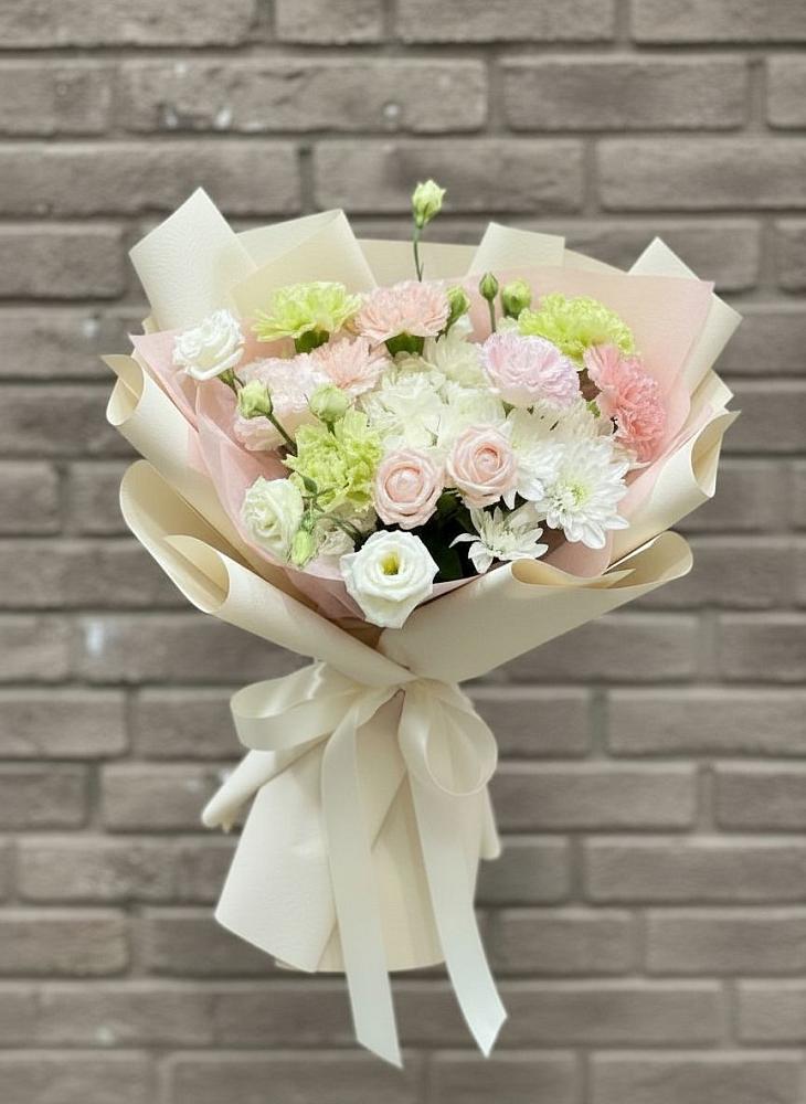 Букет цветов из: Гвоздики, Розы, Лизиантусы и Хризантемы в Красногорской