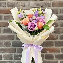 Букет цветов из:  Лизиантусы и Розы в Красногорской