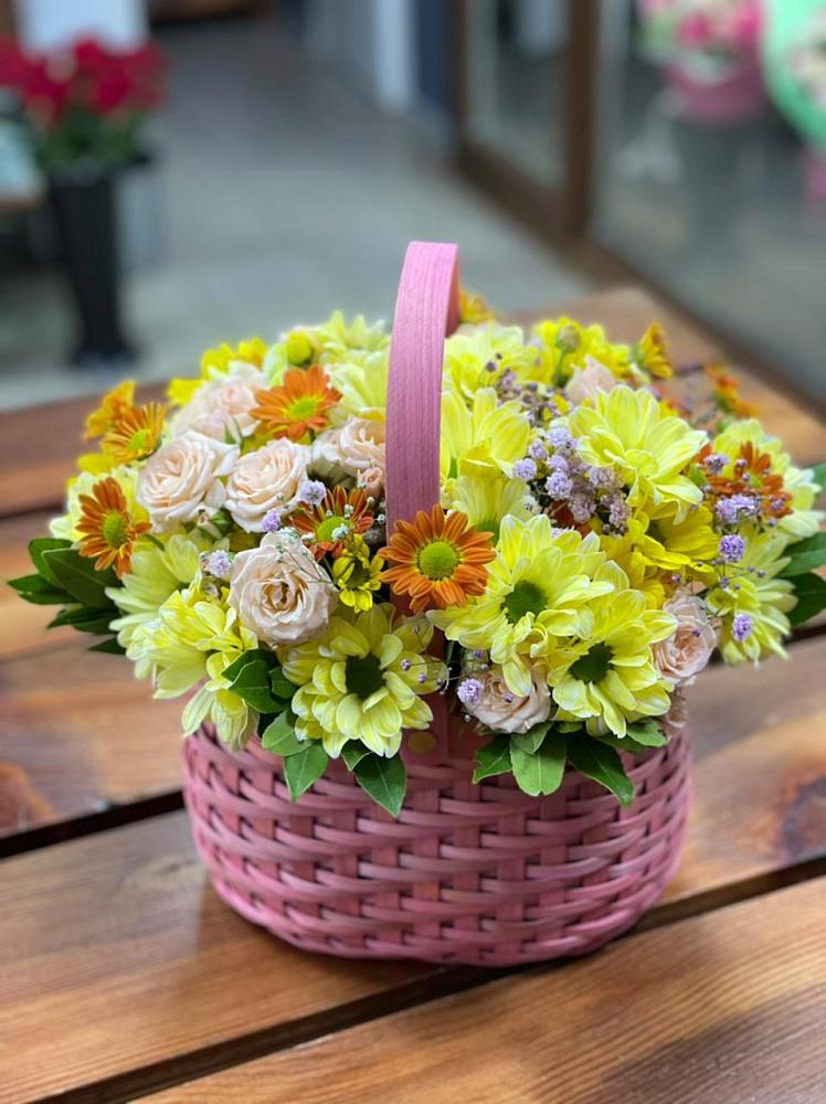 Цветочная композиция из Хризантемы и Розы в корзине в Красногорской
