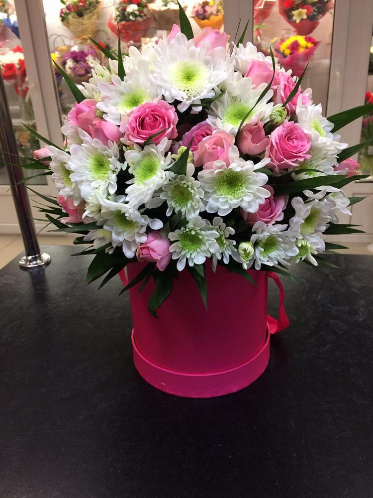 Цветочная композиция из Розы и Хризантемы в шляпной коробке в Красногорской