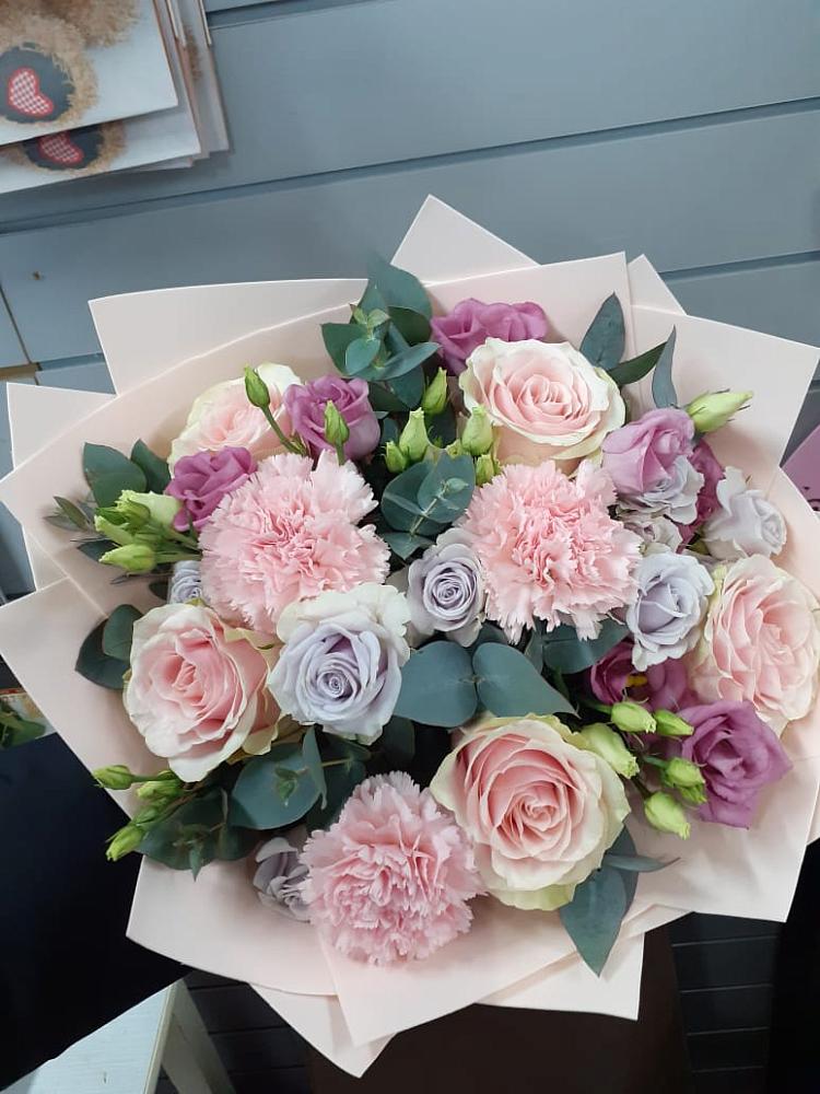 Букет цветов из: Розы, Гвоздики и Лизиантусы в Красногорской